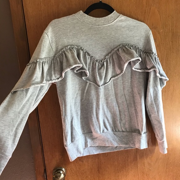 Super simple yet stylish shirt with the ruffles. - Picture 2 of 3